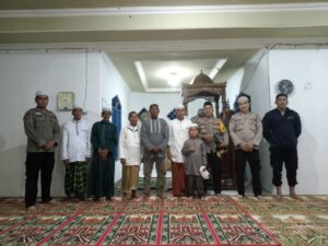 (Kapolsek Batulicin,Iptu Kusnin foto bersama usai sholat witir dengan pengurus masjid Nurut Taqwa)