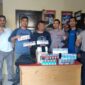 (Pelaku bersama barang bukti saat di amankan di kantor Polsek karang bintang)