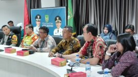 (penyerahan cindera mata antara satgas saber pungli Batam dan Tanbu)