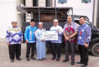 Wakil Bupati Banjar Habib Idrus Al Habsyi kepada Pengurus Masjid Guru Muhammad Fauzan dan Pengurus Dapur Umum Gang Lattansa Sekumpul Mahdi, Kamis (2/1/2025) pagi.