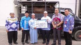 Wakil Bupati Banjar Habib Idrus Al Habsyi kepada Pengurus Masjid Guru Muhammad Fauzan dan Pengurus Dapur Umum Gang Lattansa Sekumpul Mahdi, Kamis (2/1/2025) pagi.