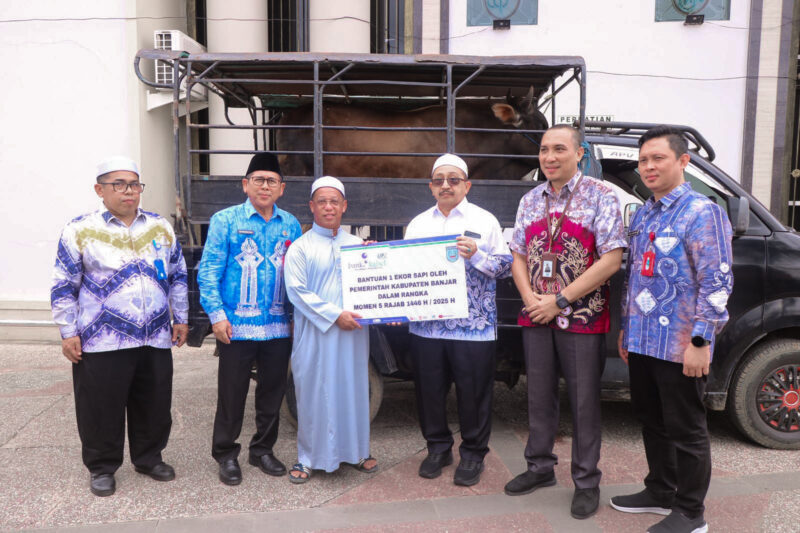 Wakil Bupati Banjar Habib Idrus Al Habsyi kepada Pengurus Masjid Guru Muhammad Fauzan dan Pengurus Dapur Umum Gang Lattansa Sekumpul Mahdi, Kamis (2/1/2025) pagi.