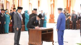 Bupati Andi Rudi Latif Terima SK Pengesahan dan Pengangkatan Kepala Daerah Periode 2025-2030