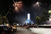 Suasana Malam Hari Raya Idul Fitri 1446 H di Bundaran Simpang Empat Kota Banjarbaru, Minggu (30/3/2025). 