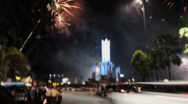Suasana Malam Hari Raya Idul Fitri 1446 H di Bundaran Simpang Empat Kota Banjarbaru, Minggu (30/3/2025). 