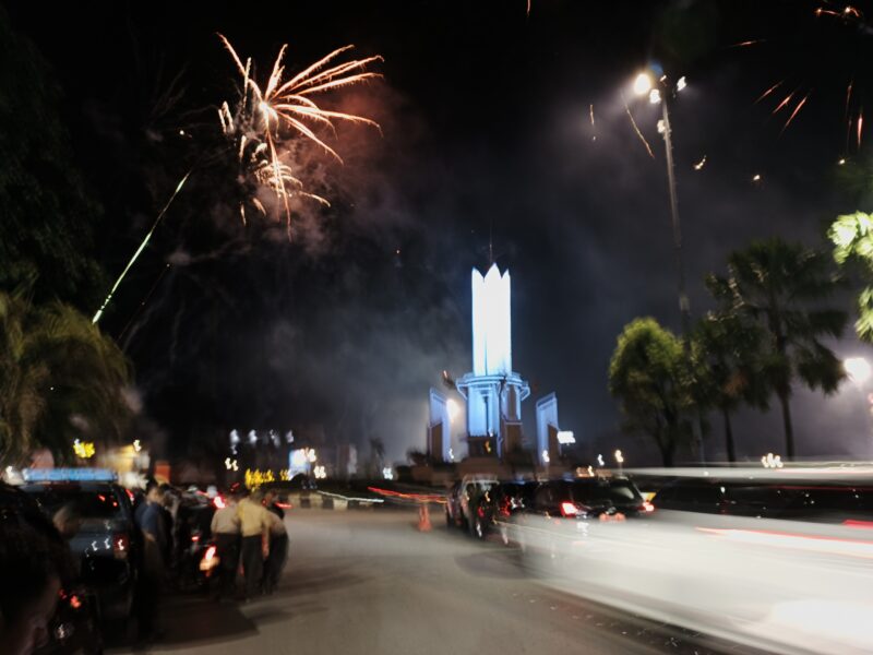 Suasana Malam Hari Raya Idul Fitri 1446 H di Bundaran Simpang Empat Kota Banjarbaru, Minggu (30/3/2025). 