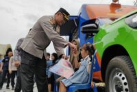 Polisi menyapa pengunjung cilik di Pojok Baca Kopi Manis. Foto: Alfian/matarakyat