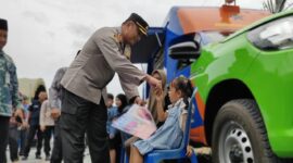 Polisi menyapa pengunjung cilik di Pojok Baca Kopi Manis. Foto: Alfian/matarakyat