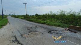 Jalan Keramat penghubung ke Desa Tungkaran rusak dan berlubang pasca banjir. 