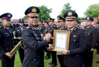 Ipda M. Zulkifli saat menerima penghargaan ungkap perkara Michat dan penggerokyan 170.