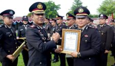 Ipda M. Zulkifli saat menerima penghargaan ungkap perkara Michat dan penggerokyan 170.