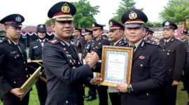 Ipda M. Zulkifli saat menerima penghargaan ungkap perkara Michat dan penggerokyan 170.