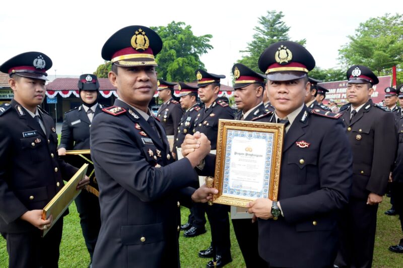 Ipda M. Zulkifli saat menerima penghargaan ungkap perkara Michat dan penggerokyan 170.