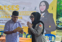 Liana saat memberikan bantuan pribadi kepada ketua RT