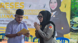 Liana saat memberikan bantuan pribadi kepada ketua RT