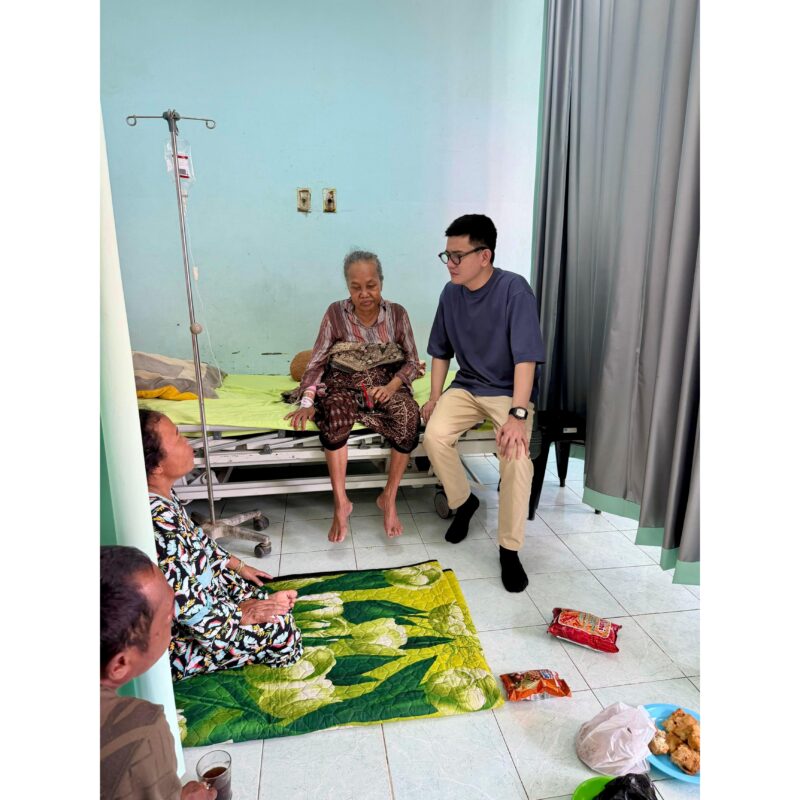 DPRD Kabupaten Banjar dari Fraksi Partai Gerindra, Ali Syahbana, menjenguk sejumlah warga yang sedang menjalani perawatan di RSUD Ratu Zalecha Martapura, Rabu (31/12/2025). 