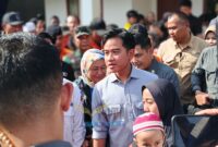 Ratusan warga dan pengungsi di Desa Sungai Tabuk Keramat, Kecamatan Sungai Tabuk, Kabupaten Banjar, tampak antusias menyambut kedatangan Wakil Presiden Republik Indonesia, Gibran Rakabuming Raka, Kamis (8/1/2026).