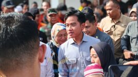 Ratusan warga dan pengungsi di Desa Sungai Tabuk Keramat, Kecamatan Sungai Tabuk, Kabupaten Banjar, tampak antusias menyambut kedatangan Wakil Presiden Republik Indonesia, Gibran Rakabuming Raka, Kamis (8/1/2026).