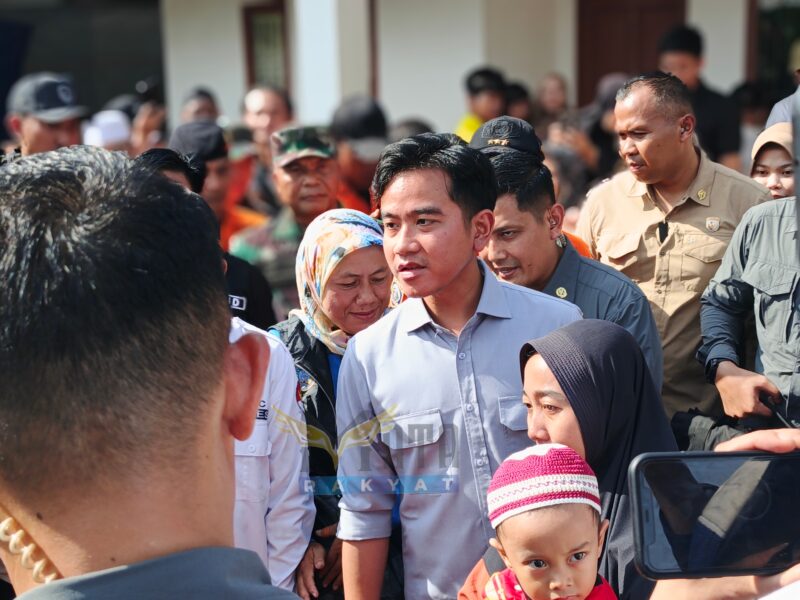 Ratusan warga dan pengungsi di Desa Sungai Tabuk Keramat, Kecamatan Sungai Tabuk, Kabupaten Banjar, tampak antusias menyambut kedatangan Wakil Presiden Republik Indonesia, Gibran Rakabuming Raka, Kamis (8/1/2026).