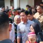 Ratusan warga dan pengungsi di Desa Sungai Tabuk Keramat, Kecamatan Sungai Tabuk, Kabupaten Banjar, tampak antusias menyambut kedatangan Wakil Presiden Republik Indonesia, Gibran Rakabuming Raka, Kamis (8/1/2026).