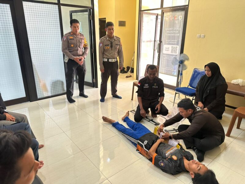 Lalu Lintas (Sat Lantas) Polres Barito Kuala (Batola) menggelar forum group discussion (FGD) dan pelatihan Pertolongan Pertama Gawat Darurat (PPGD) bagi anggota Badan Pemelihara Keamanan (BPK), Rabu (11/2/2026) sore. (Foto: Ist) 