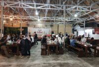 Suasana pengunjung memadati Rumah Makan Si Entong Banjarbaru saat waktu berbuka puasa, Selasa (4/3/2026).