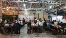 Suasana pengunjung memadati Rumah Makan Si Entong Banjarbaru saat waktu berbuka puasa, Selasa (4/3/2026).