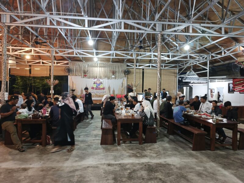 Suasana pengunjung memadati Rumah Makan Si Entong Banjarbaru saat waktu berbuka puasa, Selasa (4/3/2026).