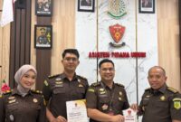PENGHARGAAN – Aspidum Kalsel Dr. Dinar Kripsiaji menyerahkan penghargaan kepada Kejari Banjar atas keberhasilan menjadi pelopor penerapan mekanisme Plea Bargain atau pengakuan bersalah di Kalimantan Selatan.