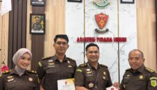 PENGHARGAAN – Aspidum Kalsel Dr. Dinar Kripsiaji menyerahkan penghargaan kepada Kejari Banjar atas keberhasilan menjadi pelopor penerapan mekanisme Plea Bargain atau pengakuan bersalah di Kalimantan Selatan.