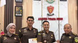 PENGHARGAAN – Aspidum Kalsel Dr. Dinar Kripsiaji menyerahkan penghargaan kepada Kejari Banjar atas keberhasilan menjadi pelopor penerapan mekanisme Plea Bargain atau pengakuan bersalah di Kalimantan Selatan.