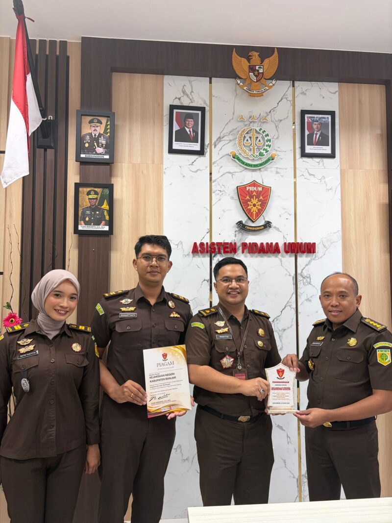 PENGHARGAAN – Aspidum Kalsel Dr. Dinar Kripsiaji menyerahkan penghargaan kepada Kejari Banjar atas keberhasilan menjadi pelopor penerapan mekanisme Plea Bargain atau pengakuan bersalah di Kalimantan Selatan.