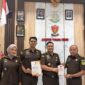 PENGHARGAAN – Aspidum Kalsel Dr. Dinar Kripsiaji menyerahkan penghargaan kepada Kejari Banjar atas keberhasilan menjadi pelopor penerapan mekanisme Plea Bargain atau pengakuan bersalah di Kalimantan Selatan.