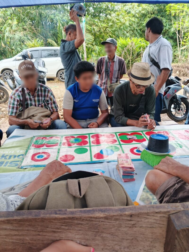 (Aktivitas judi di Desa Megalau Hulu Kecamatan Kelumpang Barat Kabupaten Kotabaru. Foto: Istimewa)